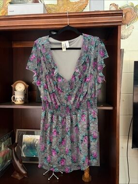 L8teR Gray Floral Ruffled V-Neck Women's Top